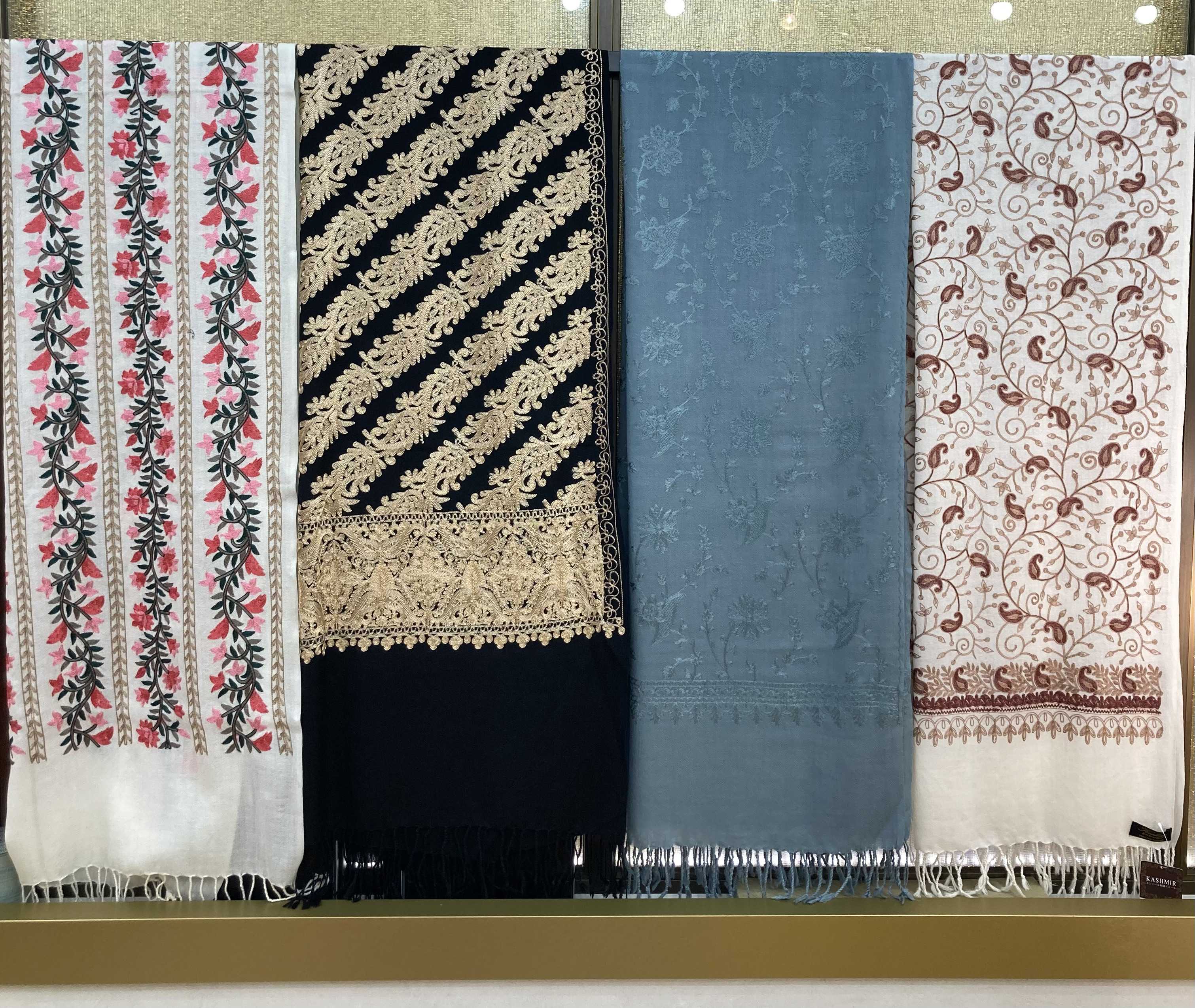 カシミール刺繍ストール　14,000円(税込)
